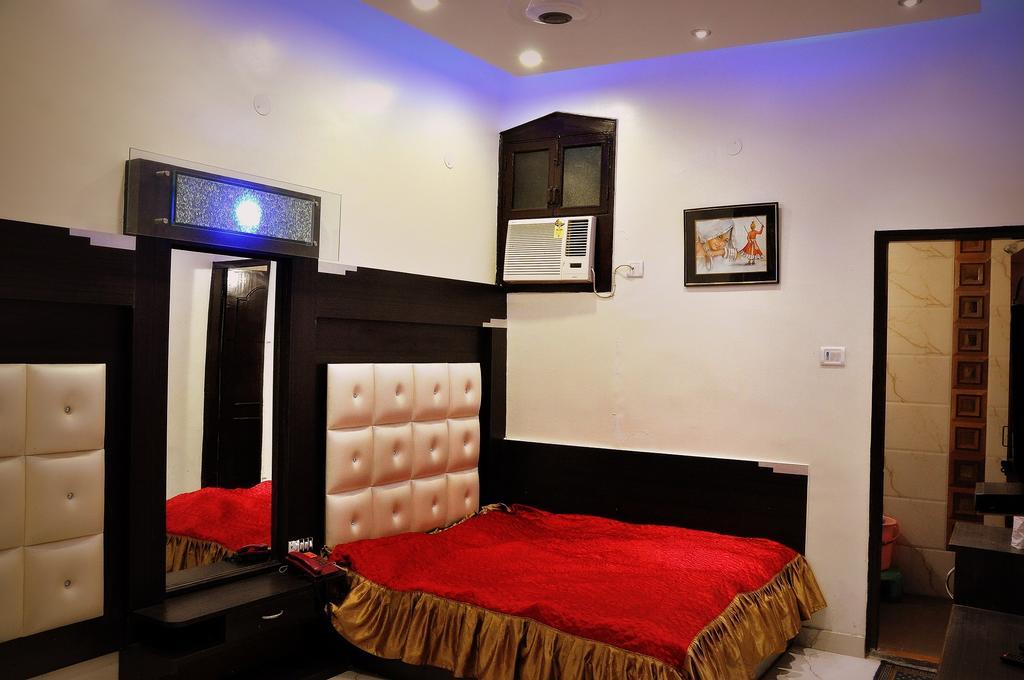 Hotel Peace Point - 1 Min Walking Distance From Station New Delhi Bagian luar foto