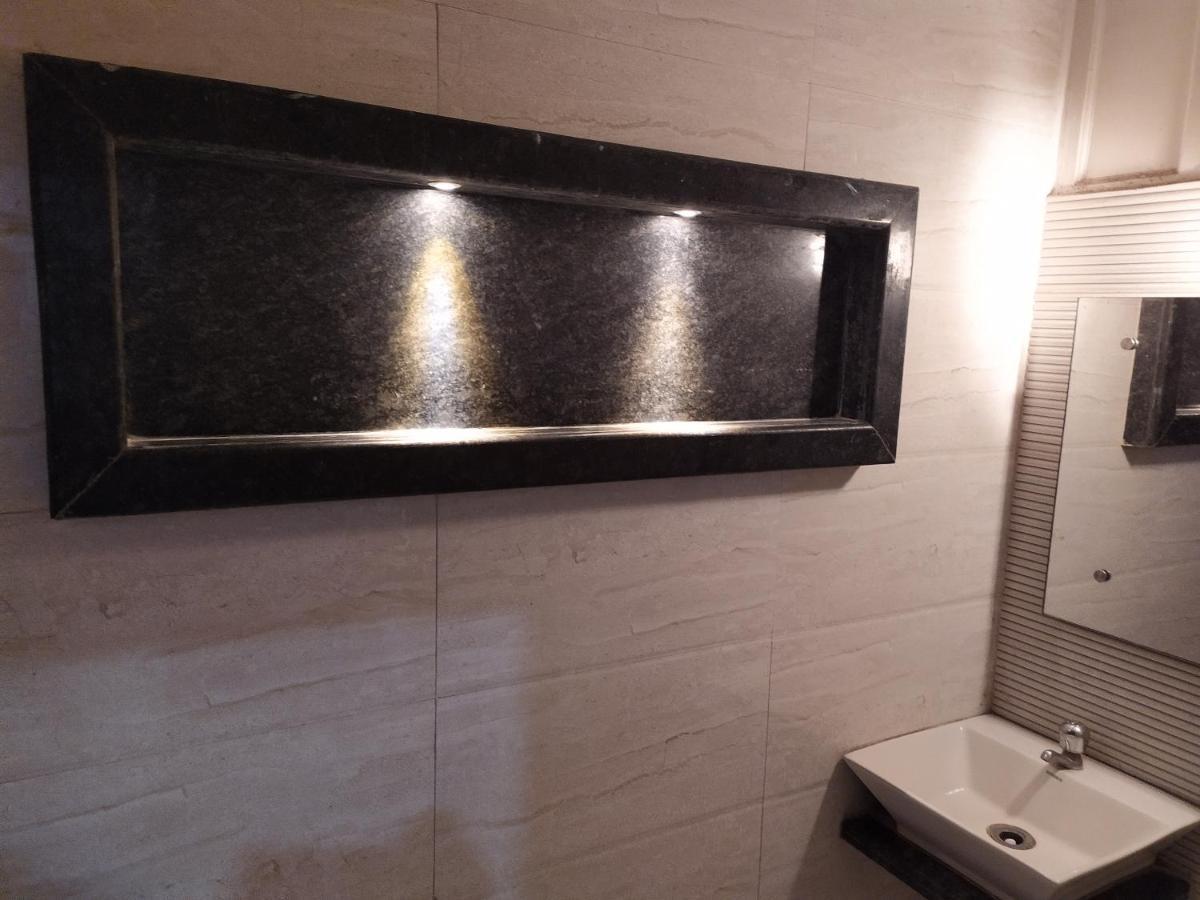 Hotel Peace Point - 1 Min Walking Distance From Station New Delhi Bagian luar foto