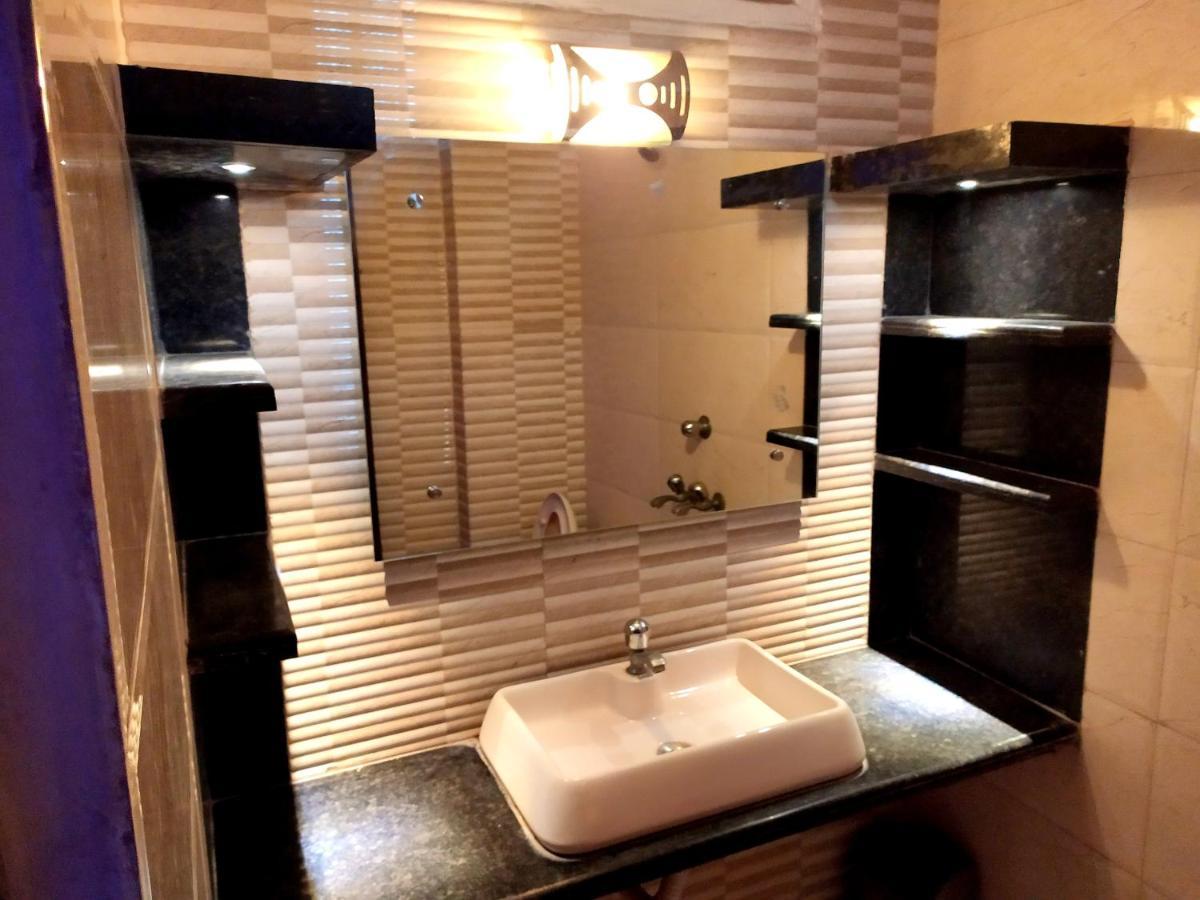 Hotel Peace Point - 1 Min Walking Distance From Station New Delhi Bagian luar foto