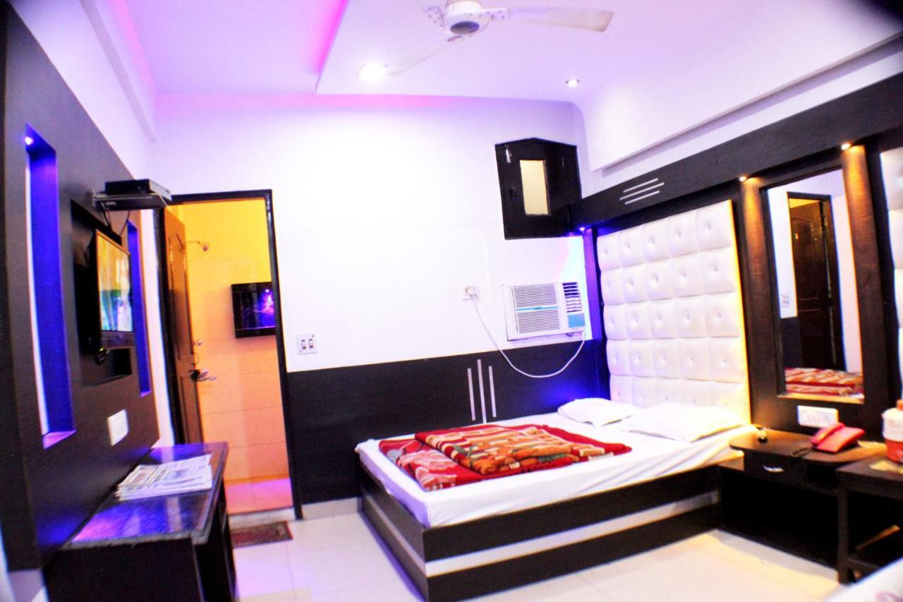 Hotel Peace Point - 1 Min Walking Distance From Station New Delhi Bagian luar foto